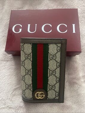 Gucci GG Supreme Passport Holder